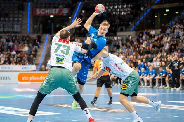 Handball I Men I Season 2025 2026 I Bundesliga I 13 Matchday I TVB Stuttgart GWD Minden I 20 11 2025 Torben Matzken 22, TVB Stuttgart defended by Alexander Weck 73, GWD Minden Stuttgart Porsche Arena Baden Württemberg Germany Copyright: xLobeca MaxxPetershansx
