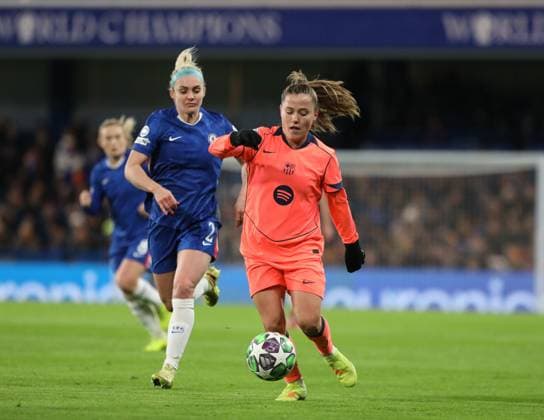 Cheslea Women v Barcelona Femen’, London, UK - 20 Nov 2025 Claudia Pina of Barcelona Femen’ on the ball while being closed down by Ellie Carpenter of Chelsea Women during the UEFA Women s Champions League match between Chelsea Women and Barcelona Femen’ on 20th November 2025 at Stamford Bridge, London London Stamford Bridge London GBR Copyright: xJoshxSmith PPAUKx PPA-230731