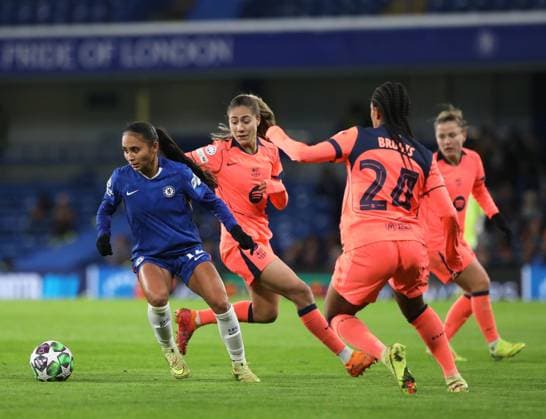 Cheslea Women v Barcelona Femen’, London, UK - 20 Nov 2025 Alyssa Thompson of Chelsea Women on the ball while being closed down by Laia Aleixandri of Barcelona Femen’ during the UEFA Women s Champions League match between Chelsea Women and Barcelona Femen’ on 20th November 2025 at Stamford Bridge, London London Stamford Bridge London GBR Copyright: xJoshxSmith PPAUKx PPA-230753