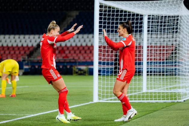 Jovana Damnjanovic of Bayern Munchen celebrates with Giulia Gwinn of Bayern Munchen after scoring her team s third goal during the UEFA Womens Champions League game between Paris Saint-Germain and FC Bayern Munich at Parc des Princes in Paris, France. Copyright: xPaulinexFIGUETx xSPPx Sportspressphoto_SPR64350