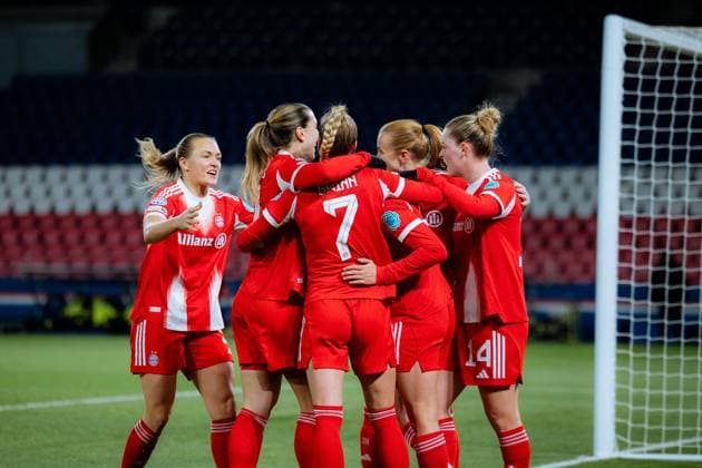 Jovana Damnjanovic of Bayern Munchen celebrates with teammates after scoring her team s third goal during the UEFA Womens Champions League game between Paris Saint-Germain and FC Bayern Munich at Parc des Princes in Paris, France. Copyright: xPaulinexFIGUETx xSPPx Sportspressphoto_SPR64352