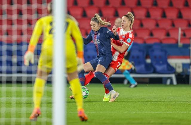 FRA, Paris, Paris St Germain vs FC Bayern Munich, Women s Champions League, UEFA, Season 2526, Parc des Princes, Matchday 4 in picture f l n r duel Olga Carmona Paris Saint Germain 77 , Giulia Gwinn Bayern Munich 7 DFB DFL REGULATIONS PROHIBIT ANY USE OF PHOTOGRAPHS AS IMAGE SEQUENCES AND OR QUASI VIDEO, 20 11 2025 Copyright: HMBxMedia HendrikxHamelau