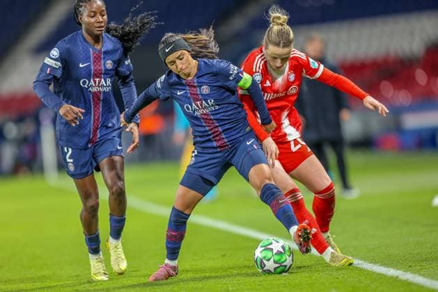 FRA, Paris, Paris St Germain vs FC Bayern Munich, Women s Champions League, UEFA, Season 2526, Parc des Princes, Matchday 4 pictured f l n r Sakina Karchaoui Paris Saint Germain 7 , Franziska Kett Bayern Munich 20 DFB DFL REGULATIONS PROHIBIT ANY USE OF PHOTOGRAPHS AS IMAGE SEQUENCES AND OR QUASI VIDEO, 20 11 2025 Copyright: HMBxMedia HendrikxHamelau