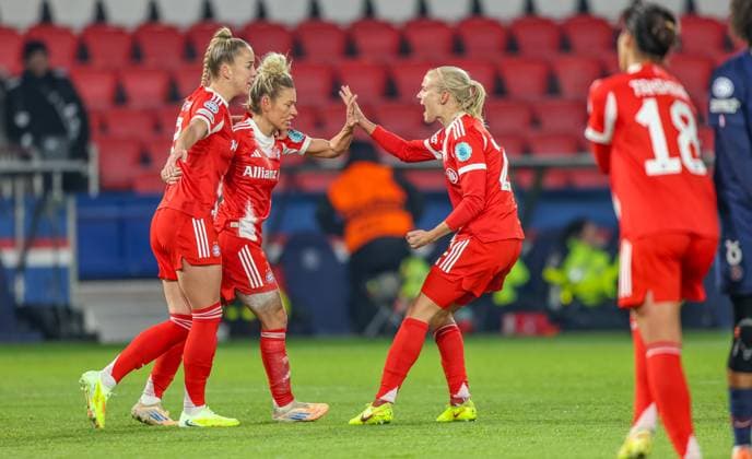 FRA, Paris, Paris St Germain vs FC Bayern Munich, Women s Champions League, UEFA, Season 2526, Parc des Princes, Matchday 4 in picture Goal and cheer, Giulia Gwinn Bayern Munich 7 , Linda Dallmann Bayern Munich 10 , Pernille Harder Bayern Munich 21 DFB DFL REGULATIONS PROHIBIT ANY USE OF PHOTOGRAPHS AS IMAGE SEQUENCES AND OR QUASI VIDEO, 20 11 2025 Copyright: HMBxMedia HendrikxHamelau