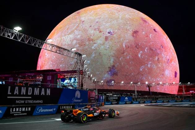 F1 - LAS VEGAS GRAND PRIX 2025 81 PIASTRI Oscar (aus), McLaren F1 Team MCL39, action during the 2025 Formula 1 Las Vegas Grand Prix, 22th round of the 2025 FIA Formula One World Championship, WM, Weltmeisterschaft from November 21 to 23, 2025 on the Las Vegas Strip Circuit, in Paradise, Nevada, United States of America - ParadiseUnited States  Copyright: xEricxAlonsox