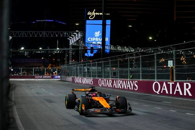 F1 - LAS VEGAS GRAND PRIX 2025 81 PIASTRI Oscar (aus), McLaren F1 Team MCL39, action during the 2025 Formula 1 Las Vegas Grand Prix, 22th round of the 2025 FIA Formula One World Championship, WM, Weltmeisterschaft from November 21 to 23, 2025 on the Las Vegas Strip Circuit, in Paradise, Nevada, United States of America - ParadiseUnited States  Copyright: xXavixBonillax