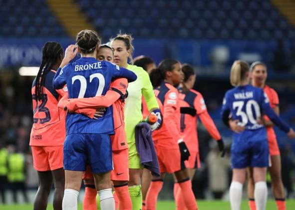 Cheslea Women v Barcelona Femen’, London, UK - 20 Nov 2025 Ona Battle of Barcelona Femen’ hugs Lucy Bronze of Chelsea Women after the UEFA Women s Champions League match between Chelsea Women and Barcelona Femen’ on 20th November 2025 at Stamford Bridge, London London Stamford Bridge London GBR Copyright: xJoshxSmith PPAUKx PPA-230764