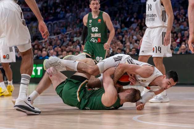 November 21, 2025, Madrid, Madrid, Spain: ALBERTO ABALDE of Real Madrid CF fighting for a ball during the Turkish Airlines EuroLeague 2025 2026 season game between REAL MADRID 100 Vs ZALGIRIS KAUNAS 99 at the Movistar Arena on November 20, 2025, in Madrid, Spain. Madrid Spain - ZUMAc312 20251121_zsp_c312_219 Copyright: xOscarxManuelxSanchezx