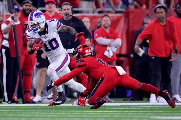 November 20, 2025, Houston, Texas, U.S: Buffalo Bills wide receiver Khalil Shakir (10) carries the ball upfield after a catch during the fourth quarter of the NFL, American Football Herren, USA game between the Houston Texans and the Buffalo Bills at NRG Stadium in Houston, TX on November 20, 2025. Houston U.S - ZUMAw137 20251120_aap_w137_082 Copyright: xErikxWilliamsx