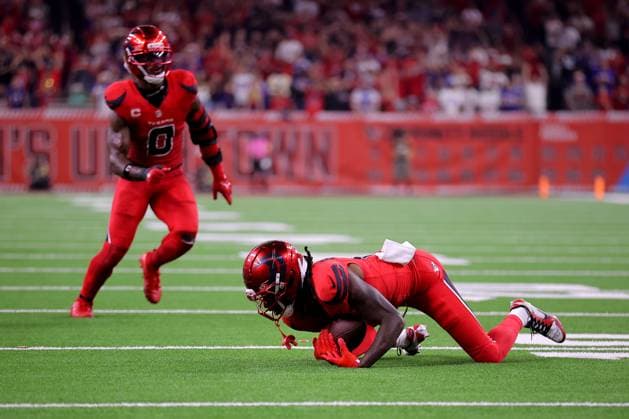 November 20, 2025, Houston, Texas, U.S: Houston Texans safety Calen Bullock (2) intercepts a pass during the fourth quarter of the NFL, American Football Herren, USA game between the Houston Texans and the Buffalo Bills at NRG Stadium in Houston, TX on November 20, 2025. Houston U.S - ZUMAw137 20251120_aap_w137_083 Copyright: xErikxWilliamsx
