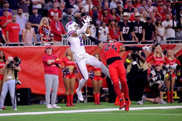 November 20, 2025, Houston, Texas, U.S: Buffalo Bills wide receiver Gabe Davis (13) is unable to make a catch against Houston Texans cornerback Derek Stingley Jr. (24) during the fourth quarter of the NFL, American Football Herren, USA game between the Houston Texans and the Buffalo Bills at NRG Stadium in Houston, TX on November 20, 2025. Houston U.S - ZUMAw137 20251120_aap_w137_089 Copyright: xErikxWilliamsx