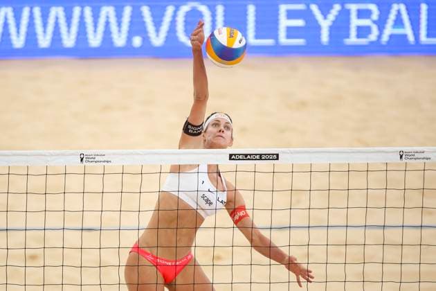Beach volleyball, Beachvolleyball World Championship, WM, Weltmeisterschaft Tina Graudina and Anastasija Samoilova (LAT) v Molly Shaw and Kelly Cheng (USA) during Women™s Men™s Quarter Final match of the Beach Volleyball World Championships at The Drive in Adelaide, Friday, November 21, 2025. ( NO ARCHIVING, EDITORIAL USE ONLY ADELAIDE SOUTH AUSTRALIA AUSTRALIA  Copyright: xMATTxTURNERx 20251121179420618892