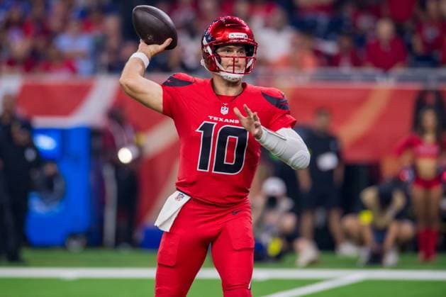 November 20, 2025: Houston Texans quarterback Davis Mills (10) throws a pass during a game between the Buffalo Bills and the Houston Texans in Houston, TX. .. CSM - ZUMAc04_ 20251120_zma_c04_192 Copyright: xTraskxSmithx