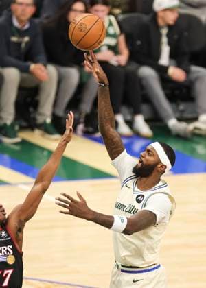(251121) -- MILWAUKEE, Nov. 21, 2025 -- Milwaukee Bucks Bobby Portis (R) shoots the ball during the 2025-2026 NBA, Basketball Herren, USA regular season game between Milwaukee Bucks and Philadelphia 76ers in Milwaukee, the United States, on Nov. 20, 2025. (Photo by Xinhua) (SP)U.S.-MILWAUKEE-BASKETBALL-NBA-BUCKS VS 76ERS JoelxLerner 