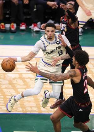 (251121) -- MILWAUKEE, Nov. 21, 2025 -- Milwaukee Bucks Ryan Rollins (L) passes the ball during the 2025-2026 NBA, Basketball Herren, USA regular season game between Milwaukee Bucks and Philadelphia 76ers in Milwaukee, the United States, on Nov. 20, 2025. (Photo by Xinhua) (SP)U.S.-MILWAUKEE-BASKETBALL-NBA-BUCKS VS 76ERS JoelxLerner 
