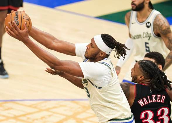 (251121) -- MILWAUKEE, Nov. 21, 2025 -- Milwaukee Bucks Myles Turner (L) competes during the 2025-2026 NBA, Basketball Herren, USA regular season game between Milwaukee Bucks and Philadelphia 76ers in Milwaukee, the United States, on Nov. 20, 2025. (Photo by Xinhua) (SP)U.S.-MILWAUKEE-BASKETBALL-NBA-BUCKS VS 76ERS JoelxLerner 