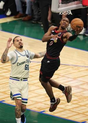 (251121) -- MILWAUKEE, Nov. 21, 2025 -- Philadelphia 76ers Tyrese Maxey (R) drives to the basket during the 2025-2026 NBA, Basketball Herren, USA regular season game between Milwaukee Bucks and Philadelphia 76ers in Milwaukee, the United States, on Nov. 20, 2025. (Photo by Xinhua) (SP)U.S.-MILWAUKEE-BASKETBALL-NBA-BUCKS VS 76ERS JoelxLerner 