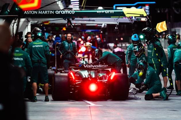 F1 - LAS VEGAS GRAND PRIX 2025 14 ALONSO Fernando (spa), Aston Martin F1 Team AMR24, pitlane, during the 2025 Formula 1 Las Vegas Grand Prix, 22th round of the 2025 FIA Formula One World Championship, WM, Weltmeisterschaft from November 21 to 23, 2025 on the Las Vegas Strip Circuit, in Paradise, Nevada, United States of America - Copyright: xJoaoxFilipex