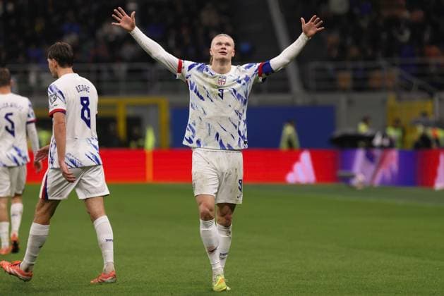 Italy vs Norway - Uefa World Cup 2026 Qualifiers Italy, Milan, 2025 11 16: Erling Haaland (Norway) scores and celebrates the 3-1 goal at 79 during soccer game Italy vs Norway, Uefa World Cup 2026 Qualifiers - Europe Group I at San Siro stadium Milan Lombardy Italy Copyright: xFabrizioxAndreaxBertanix