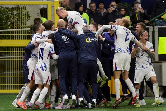 Italy vs Norway - Uefa World Cup 2026 Qualifiers Italy, Milan, 2025 11 16: Jorgen Strand Larsen (Norway) scores and celebrates the 4-1 goal at 90+3 during soccer game Italy vs Norway, Uefa World Cup 2026 Qualifiers - Europe Group I at San Siro stadium Milan Lombardy Italy Copyright: xFabrizioxAndreaxBertanix