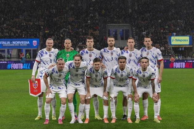Italy vs Norway - Uefa World Cup 2026 Qualifiers Italy, Milan, 2025 11 16: starting line up of Norway: Erling Haaland, Orjan Nyland, David Moeller Wolfe, Torbjoern Heggem, Kristoffer Ajer, Julian Ryerson, Patrick Berg, Sander Berge, Kristian Thorstvedt, Antonio Nusa, in center field for team photo during soccer game Italy vs Norway, Uefa World Cup 2026 Qualifiers - Europe Group I at San Siro stadium in center field for team photo during soccer game Italy vs Norway, Uefa World Cup 2026 Qualifiers - Europe Group I at San Siro stadium Milan Lombardy Italy Copyright: xFabrizioxAndreaxBertanix