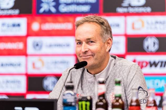 1 Soccer Bundesliga Press Conference Bayer 04 Leverkusen 21 11 2025 Kasper Hjulmand Head Coach Bayer 04 Leverkusen 1 Soccer Bundesliga Press Conference Bayer 04 Leverkusen before the Bundesliga match against VfL Wolfsburg, Leverkusen, BayArena on 21 11 2025 Copyright: xBEAUTIFULxSPORTS Wunderlx