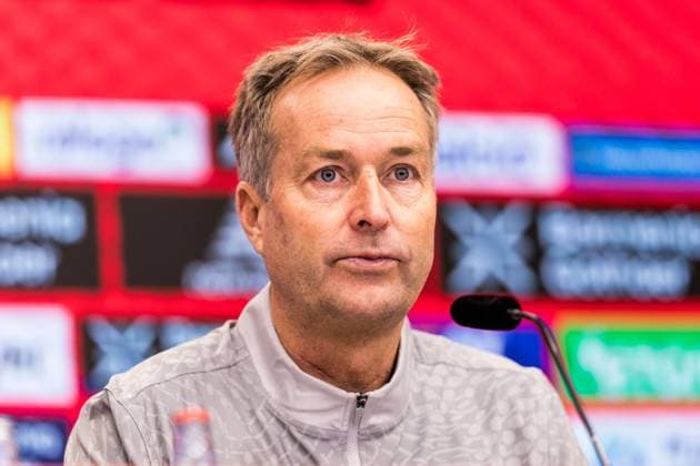 1 Soccer Bundesliga Press Conference Bayer 04 Leverkusen 21 11 2025 Kasper Hjulmand Head Coach Bayer 04 Leverkusen 1 Soccer Bundesliga Press Conference Bayer 04 Leverkusen before the Bundesliga match against VfL Wolfsburg, Leverkusen, BayArena on 21 11 2025 Copyright: xBEAUTIFULxSPORTS Wunderlx