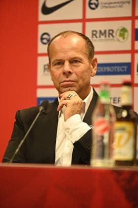 21 11 2025 xphx Offenbach am Main, Sparda Bank Hessen Stadion Stadion Bieberer Berg Regionalliga Saison 2025 2026 Kickers Offenbach OFC introduces Martin Pieckenhagen as new sports director Picture shows OFC President Joachim Wagner