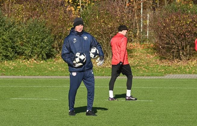 21 11 2025 xphx Offenbach am Main, Sparda Bank Hessen Stadion Stadion Bieberer Berg Regionalliga season 2025 2026 Kickers Offenbach OFC Training Goalkeeper coach Rene Keffel OFC