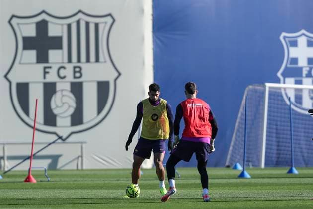 November 21, 2025, Sant Joan Despi, Barcelona, SPAIN: Ronald Araujo during the training day of FC Barcelona, Barca ahead the Spanish League, La Liga EA Sports, football match against Athletic Club at Ciudad Esportiva Joan Gamper on November 21, 2025 in Sant Joan Despi, Barcelona, Spain. Sant Joan Despi SPAIN - ZUMAa181 20251121_zaa_a181_007 Copyright: xJavierxBorregox