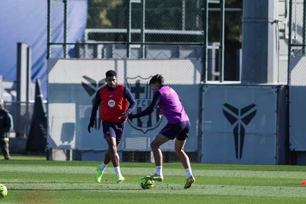 November 21, 2025, Sant Joan Despi, Barcelona, SPAIN: Ronald Araujo during the training day of FC Barcelona, Barca ahead the Spanish League, La Liga EA Sports, football match against Athletic Club at Ciudad Esportiva Joan Gamper on November 21, 2025 in Sant Joan Despi, Barcelona, Spain. Sant Joan Despi SPAIN - ZUMAa181 20251121_zaa_a181_010 Copyright: xJavierxBorregox