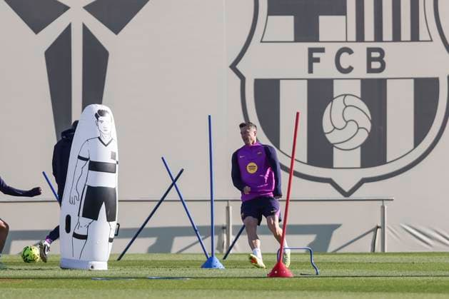 November 21, 2025, Sant Joan Despi, Barcelona, SPAIN: Robert Lewandowski during the training day of FC Barcelona, Barca ahead the Spanish League, La Liga EA Sports, football match against Athletic Club at Ciudad Esportiva Joan Gamper on November 21, 2025 in Sant Joan Despi, Barcelona, Spain. Sant Joan Despi SPAIN - ZUMAa181 20251121_zaa_a181_012 Copyright: xJavierxBorregox