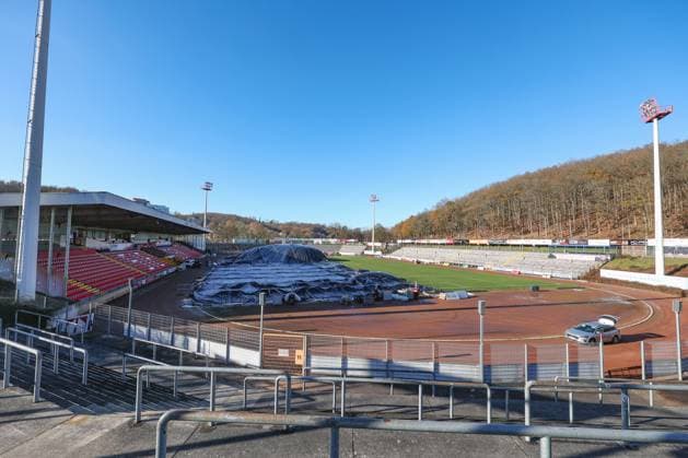 The Leimbachstadion, home stadium of Sportfreunde Siegen In front of the main stand the turf is thawed with warm heat, warm air under a foil Everything is being done to ensure that tomorrows home game against SC Fortuna Cologne Cologne can take place Football Regionalliga West, Leimbachstadion, Sportfreunde Siegen on 21 11 2025 in Siegen Germany