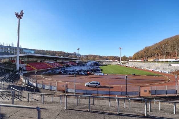 The Leimbachstadion, home stadium of Sportfreunde Siegen In front of the main stand the turf is thawed with warm heat, warm air under a foil Everything is being done to ensure that tomorrows home game against SC Fortuna Cologne Cologne can take place Football Regionalliga West, Leimbachstadion, Sportfreunde Siegen on 21 11 2025 in Siegen Germany