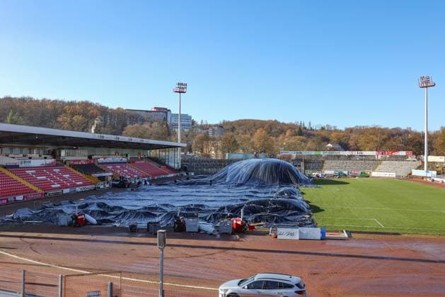 Football, RL West, Sportfreunde Siegen, Turf at Leimbachstadion being thawed