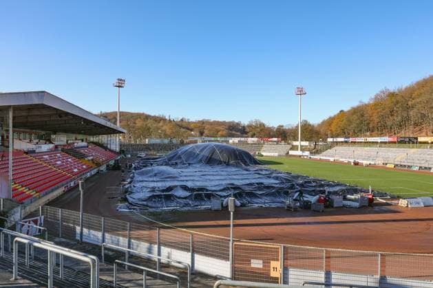 The Leimbachstadion, home stadium of Sportfreunde Siegen In front of the main stand the turf is thawed with warm heat, warm air under a foil Everything is being done to ensure that tomorrows home game against SC Fortuna Cologne Cologne can take place Football Regionalliga West, Leimbachstadion, Sportfreunde Siegen on 21 11 2025 in Siegen Germany