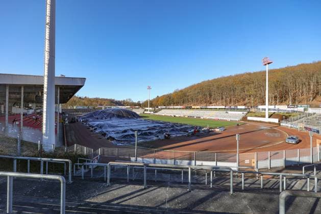 The Leimbachstadion, home stadium of Sportfreunde Siegen In front of the main stand the turf is thawed with warm heat, warm air under a foil Everything is being done to ensure that tomorrows home game against SC Fortuna Cologne Cologne can take place Football Regionalliga West, Leimbachstadion, Sportfreunde Siegen on 21 11 2025 in Siegen Germany