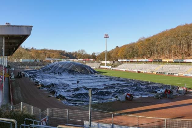 The Leimbachstadion, home stadium of Sportfreunde Siegen In front of the main stand the turf is thawed with warm heat, warm air under a foil Everything is being done to ensure that tomorrows home game against SC Fortuna Cologne Cologne can take place Football Regionalliga West, Leimbachstadion, Sportfreunde Siegen on 21 11 2025 in Siegen Germany