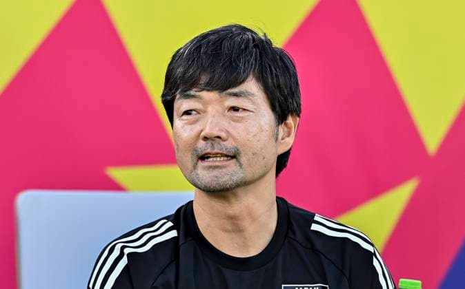 Austria v Japan : Quarter-final- FIFA U-17 World Cup Qatar 2025 Nozomi Hiroyama head coach of Japan looks prior to the FIFA U-17 World Cup Qatar 2025 Quarter-final match between Austria and Japan in Doha, Qatar, on November 21, 2025. DOHA Qatar Copyright: xNOUSHADxTHEKKAYILx