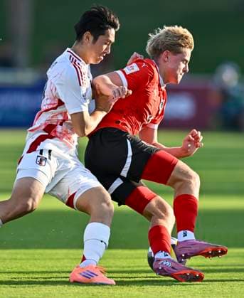 Austria v Japan : Quarter-final- FIFA U-17 World Cup Qatar 2025 Hiroto Asada of Japan and Johannes Mathias Moser of Austria in action during the FIFA U-17 World Cup Qatar 2025 Quarter-final match between Austria and Japan in Doha, Qatar, on November 21, 2025. DOHA Qatar Copyright: xNOUSHADxTHEKKAYILx