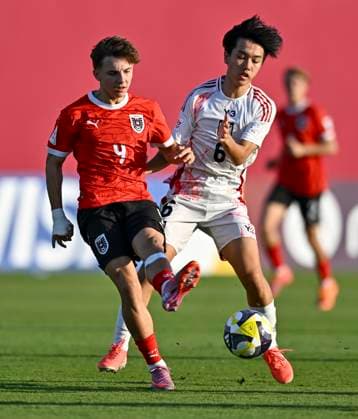 Austria v Japan : Quarter-final- FIFA U-17 World Cup Qatar 2025 Rento Noguchi of Japan and Jakob Vinzenz Pokorny of Austria in action during the FIFA U-17 World Cup Qatar 2025 Quarter-final match between Austria and Japan in Doha, Qatar, on November 21, 2025. DOHA Qatar Copyright: xNOUSHADxTHEKKAYILx