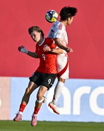 Austria v Japan : Quarter-final- FIFA U-17 World Cup Qatar 2025 Makoto Himeno of Japan and Hasan Deshishku of Austria in action during the FIFA U-17 World Cup Qatar 2025 Quarter-final match between Austria and Japan in Doha, Qatar, on November 21, 2025. DOHA Qatar Copyright: xNOUSHADxTHEKKAYILx
