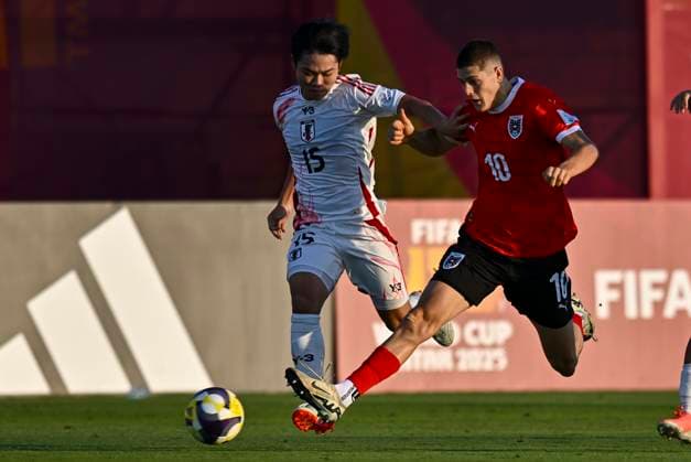 Austria v Japan : Quarter-final- FIFA U-17 World Cup Qatar 2025 Makoto Himeno of Japan and Vasilije Markovic of Austria in action during the FIFA U-17 World Cup Qatar 2025 Quarter-final match between Austria and Japan in Doha, Qatar, on November 21, 2025. DOHA Qatar Copyright: xNOUSHADxTHEKKAYILx