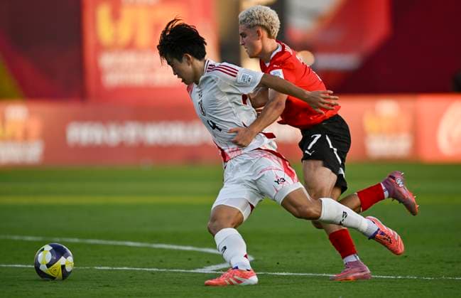 Austria v Japan : Quarter-final- FIFA U-17 World Cup Qatar 2025 Shota Fujii of Japan and Nicolas Jozepovic of Austria in action during the FIFA U-17 World Cup Qatar 2025 Quarter-final match between Austria and Japan in Doha, Qatar, on November 21, 2025. DOHA Qatar Copyright: xNOUSHADxTHEKKAYILx