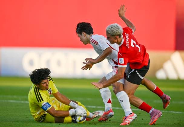 Austria v Japan : Quarter-final- FIFA U-17 World Cup Qatar 2025 Shota Fujii of Japan and Nicolas Jozepovic of Austria in action during the FIFA U-17 World Cup Qatar 2025 Quarter-final match between Austria and Japan in Doha, Qatar, on November 21, 2025. DOHA Qatar Copyright: xNOUSHADxTHEKKAYILx