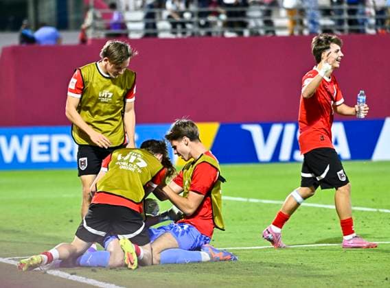 Austria v Japan : Quarter-final- FIFA U-17 World Cup Qatar 2025 Austria players celebrate victory after the FIFA U-17 World Cup Qatar 2025 Quarter-final match between Austria and Japan in Doha, Qatar, on November 21, 2025. DOHA Qatar Copyright: xNOUSHADxTHEKKAYILx