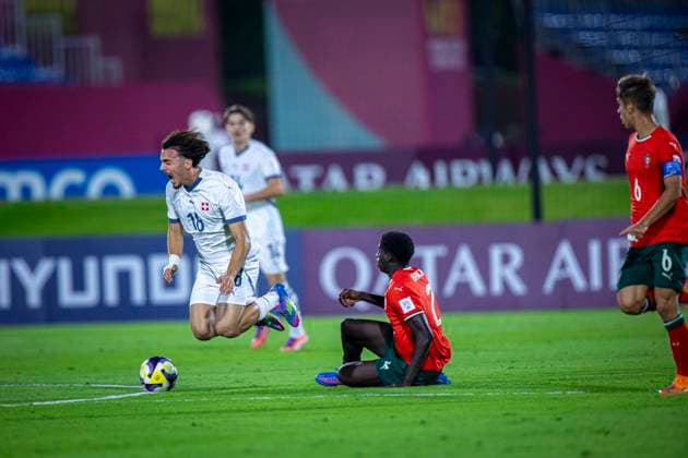 Football FIFA World Cup U17, U 17 World Cup Qatar 2025, Portugal vs Switzerland quarter-final Adrien Llukes Switzerland, 18 Daniel Banjaqui Portugal, 2 Copyright: xRedhaxHosnixSegganix