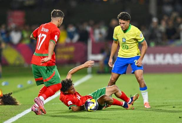 Morocco v Brazil : Quarter-final- FIFA U-17 World Cup Qatar 2025 Felipe Morais of Brazil and Oualid Ibn Salah of Morocco in action during the FIFA U-17 World Cup Qatar 2025 Quarter-final match between Morocco and Brazil in Doha, Qatar, on November 21, 2025. DOHA Qatar Copyright: xNOUSHADxTHEKKAYILx