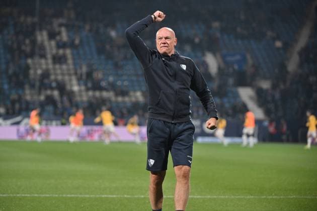 Coach Uwe Rösler VfL Bochum cheers on the fans before the game 21 11 2025, Soccer 2 Bundesliga, Season 2025 2026, 13 Matchday, VfL Bochum Dynamo Dresden DFL regulations prohibit any use of photographs as image sequences and or quasi video Bochum Vonovia Ruhrstadion Nordrhein Westfalen Germany Team2