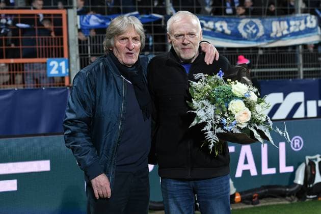 Soccer 2 Bundesliga 13 Matchday VfL Bochum Dynamo Dresden on 21 11 2025 at Vonovia Ruhrstadion in Bochum Farewell Hermann Gerland Michael Ata Lameck, left Hermann Gerland, right DFL regulations prohibit any use of photographs as image sequences and or quasi video xRx